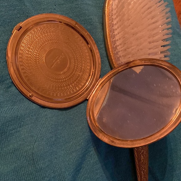 Elgin American. Vintage Compact with Mirror & Hairbrush - Picture 7 of 8